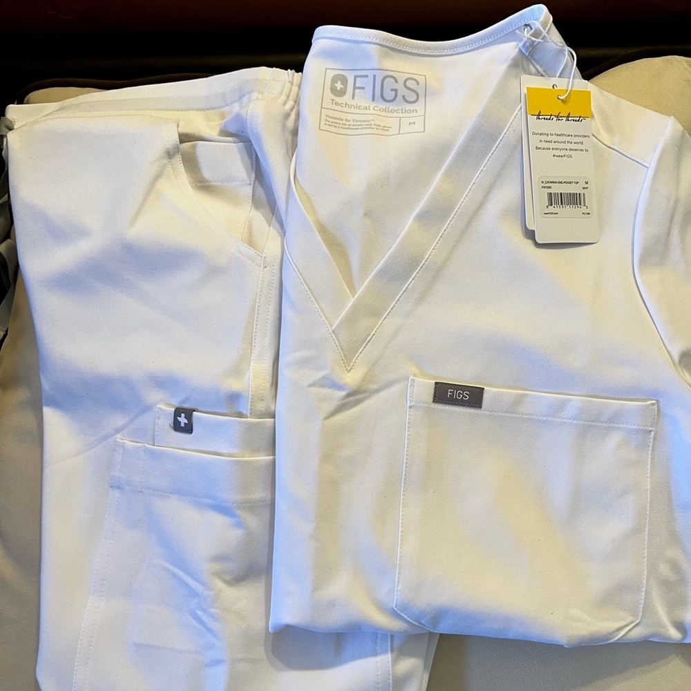 FIGS White Scrubs Set (M+ S)